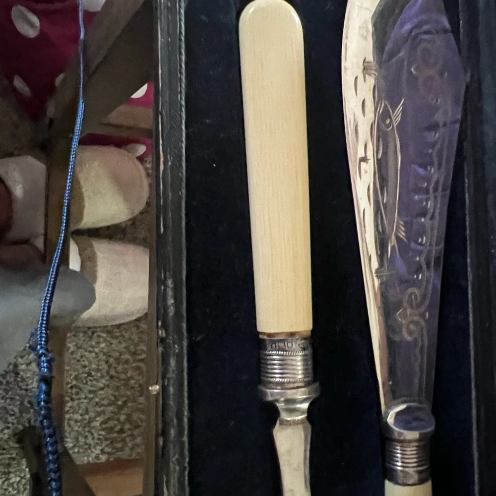 EPNS Vintage Fish Carving Set with Bakelite Cream Handles - Picture 5 of 9